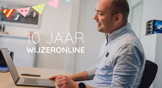 Maikel aan het werk achter zijn laptop, met de tekst 10 jaar Wijzeronline